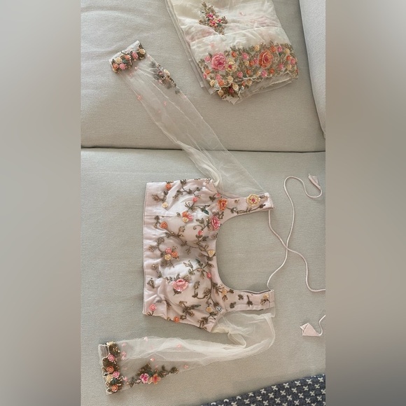 Beautiful White Saree with blush pink blouse - Picture 5 of 8